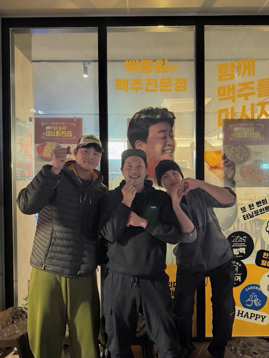 내일부터 12/25까지 예산시장 크리스마스 이벤트 시작합니다 🎄 국헌이는 루돌프🦌　복장으로 행사 참석한답니다~
明日から12/25までグッコンの働く礼山常設市場でクリスマスのイベントが始まります♪グッコンはトナカイコスプレで参加するそうです。

🔗 instagram.com/p/DSnG5_Nkazi/…