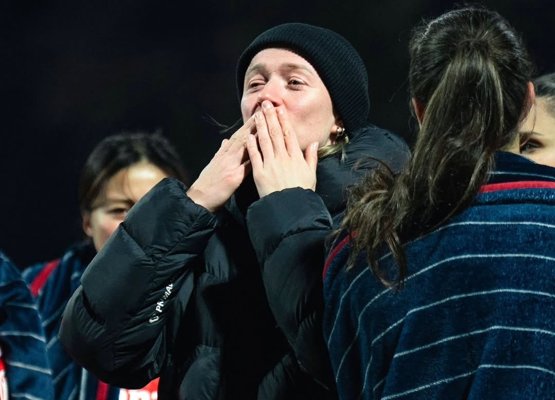 mundopelotanet's tweet image. 🥺🇩🇪 Lea Schüller se despidió ayer entre lágrimas de sus compañeras y afición del Bayern Münich.

La atacante dejará el cuadro bávaro después de 6 temporadas y todo apunta a que será nueva jugadora del Manchester United de la #BarclaysWSL.