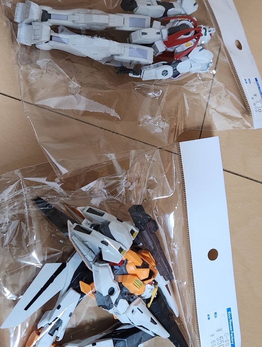 ILOVEINNOKOmk3's tweet photo. ガンプラ改造したくなって昔買ったジャンクのキュリオスとナドレ混ぜてみた

塗装されてる部分落としてZプラスカラーか青系で塗りたい
＃ガンプラ https://t.co/ao49manNUC