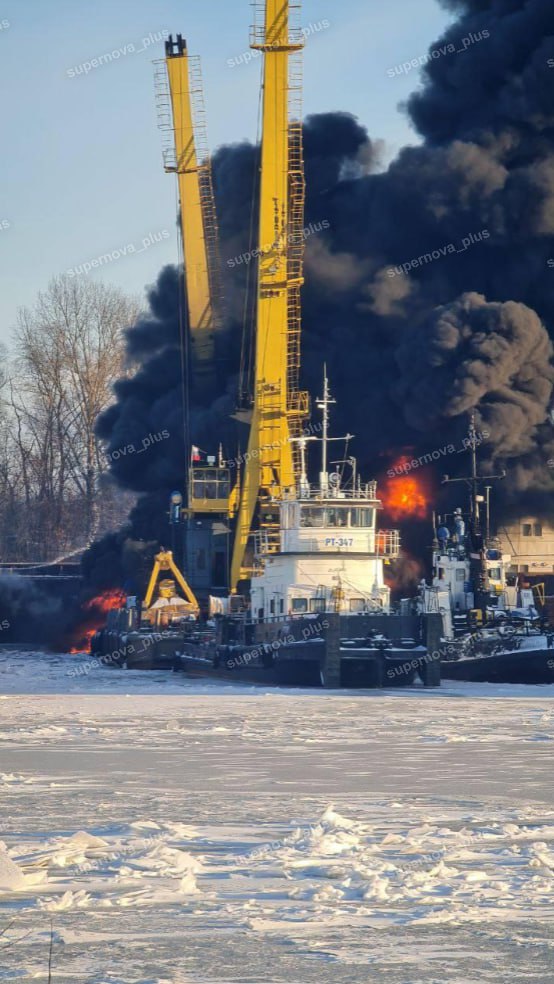 TWMCLtd's tweet image. #RussiaOnFire
A fire broke out on a barge in Nizhny Novgorod.

It belongs to the Borskaya Ship Repair company.
It's not known what caused the blaze.