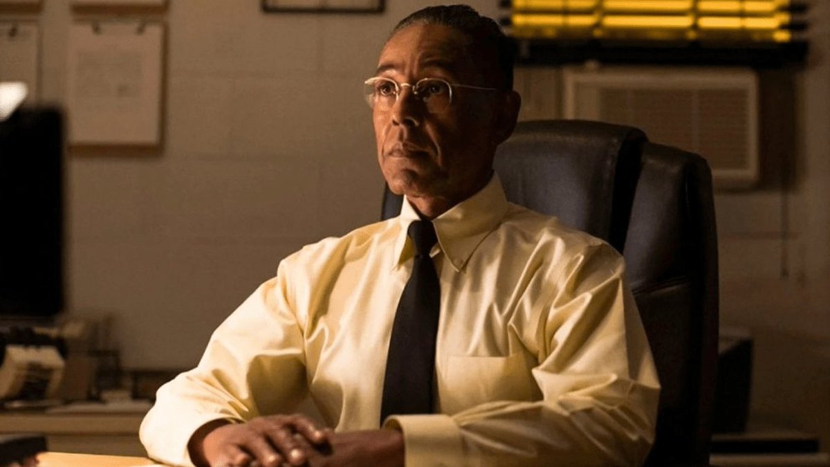 En Breaking Bad (2008), Gustavo Fring habla el peor español imaginable y su acento es incomprensible. Esto es una sutil referencia a que el personaje es chileno.