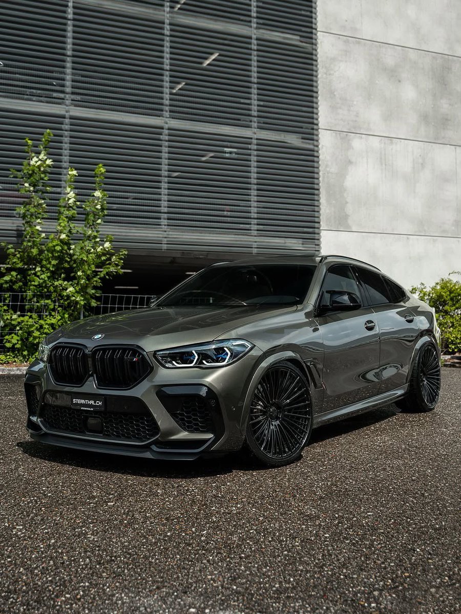 It’s got that heavy, expensive presence without even trying.👑