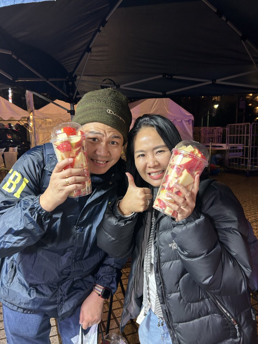 2日連続で鬼カップ連続購入していただいたタイ人カップル

あおもり屋のりんご飴愛を熱く語っていただき、次の旅行でも必ず会いに行くから！
っとおっしゃっていただきました

その愛が溢れる言葉だけで1週間は心がホカホカ (*´ω`*) 嬉しい

#タイ
#愛
#りんご飴
#あおもり屋
#上野
#クリスマス
#鬼