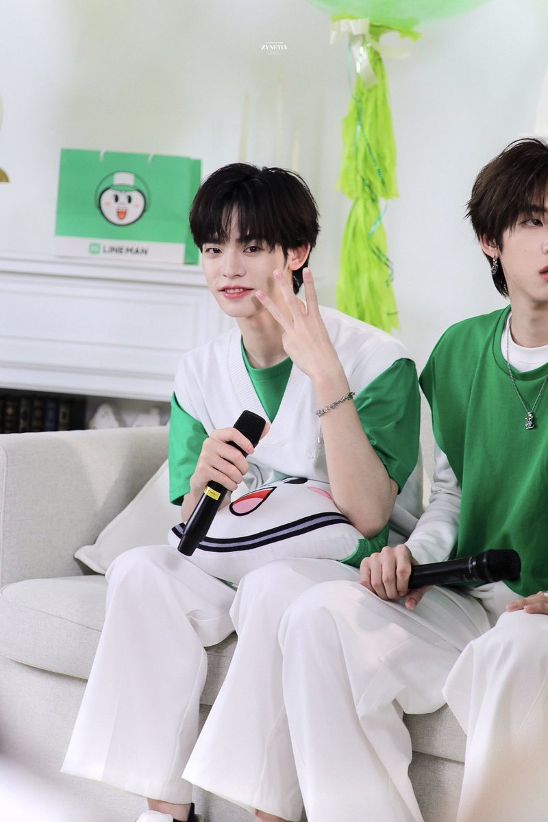 ZYNETIAQ's tweet image. น้องป๋อเหมียวกล้อง Canon กับน้องป๋อเหมียวกล้อง Fuji กล้องไหนก็น่ารัก 

⚞  ᴥ  ⚟
#PorSuppakarn @porsuppakarn