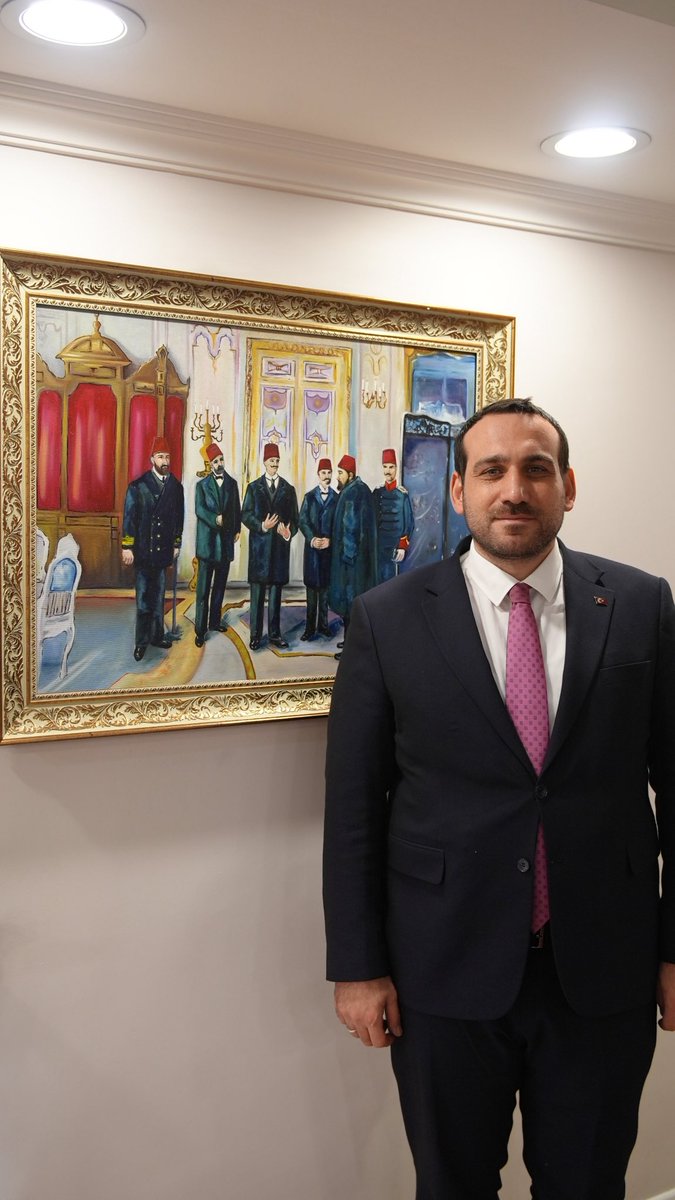 Kıymetli resim hocamın fırçasından çıkan bu eser, tarihimizin en kritik dönüm noktalarından birini; Sultan Abdülhamid Han’ın Yıldız Sarayı’ndaki o vakur duruşunu ve hal tebliğini odama taşıyor.
Tabloya dikkatle baktığınızda sadece figürleri değil, koca bir imparatorluğun nasıl