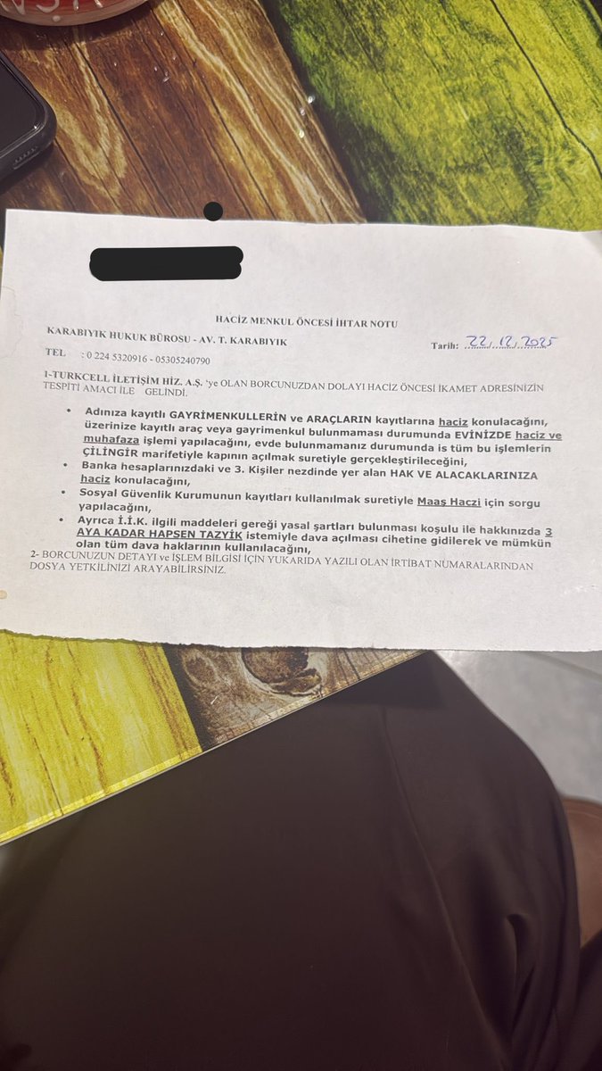 Bir de bu şekilde icra memuru olmadan adreslere gidip tahsilat yapmaya çalışan avukat ofisleri türedi.

Türkcell avukatı olan Bursa Barosundan Tahir Karabıyık, icra müdürlüğünün herhangi bir haciz kararı olmaksızın ofisinde çalıştırdığı takip elemanlarını borçluların, borçluların