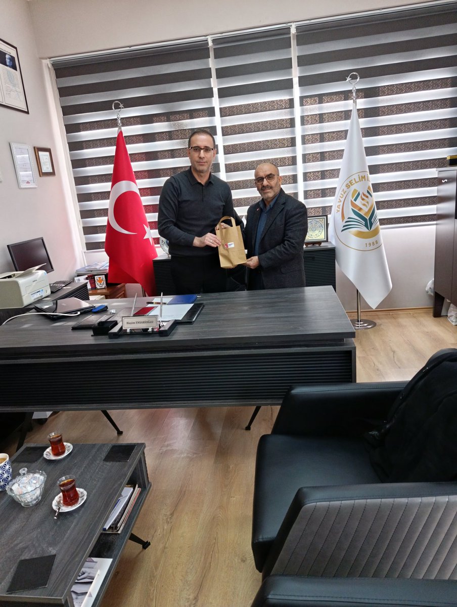 Bursa yavuz Selim Ortaokulu
Müdürü sayın Haşim Ensarioğlu
Hocamızı Makamında ziyaret ettik
