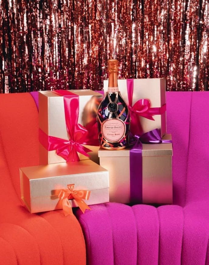 A Natale ci sono regali che parlano il linguaggio dell’emozione.
Un gesto delicato, un colore che illumina la tavola, bollicine che raccontano momenti da condividere.

Laurent-Perrier Cuvée Rosé è il dono che celebra l’arte di stare insieme tra sorrisi e brindisi. 🎄🥂
