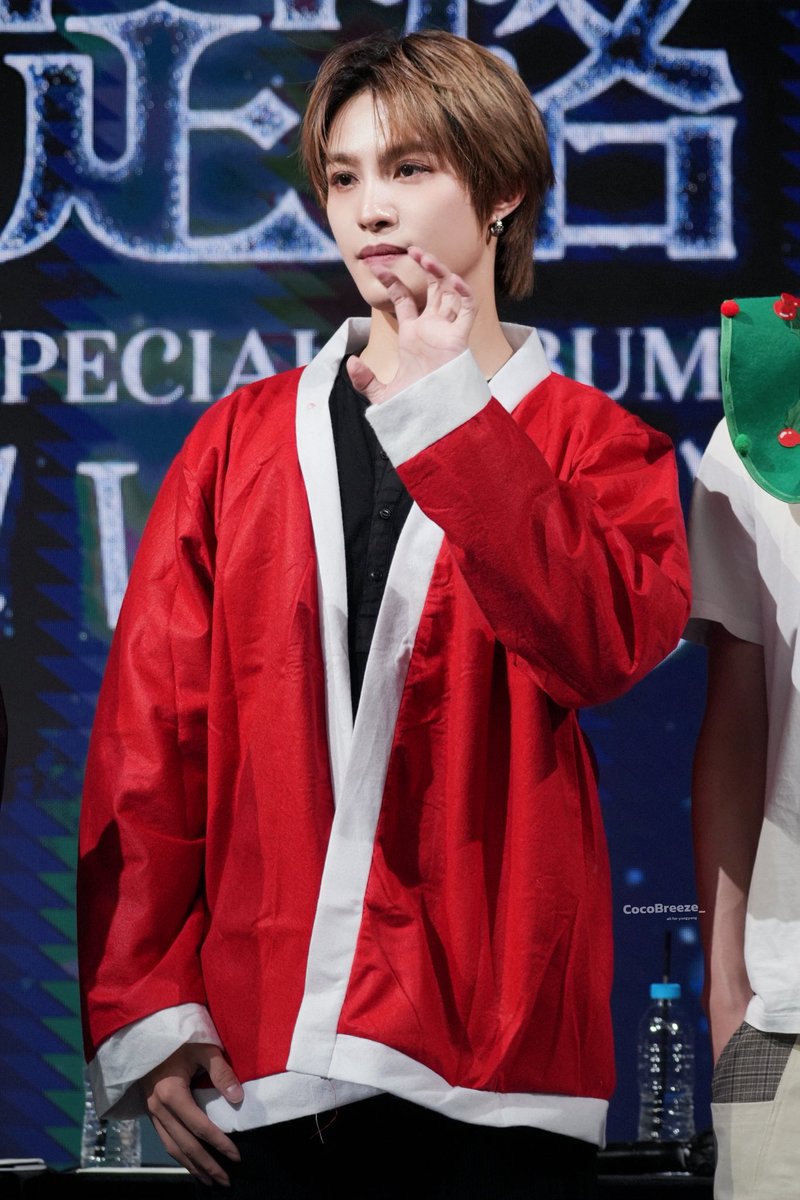 20251223
am 线下
Merry Christmas～
#WayV #威神V #웨이션브이
#양양 #扬扬 #刘扬扬 #YANGYANG