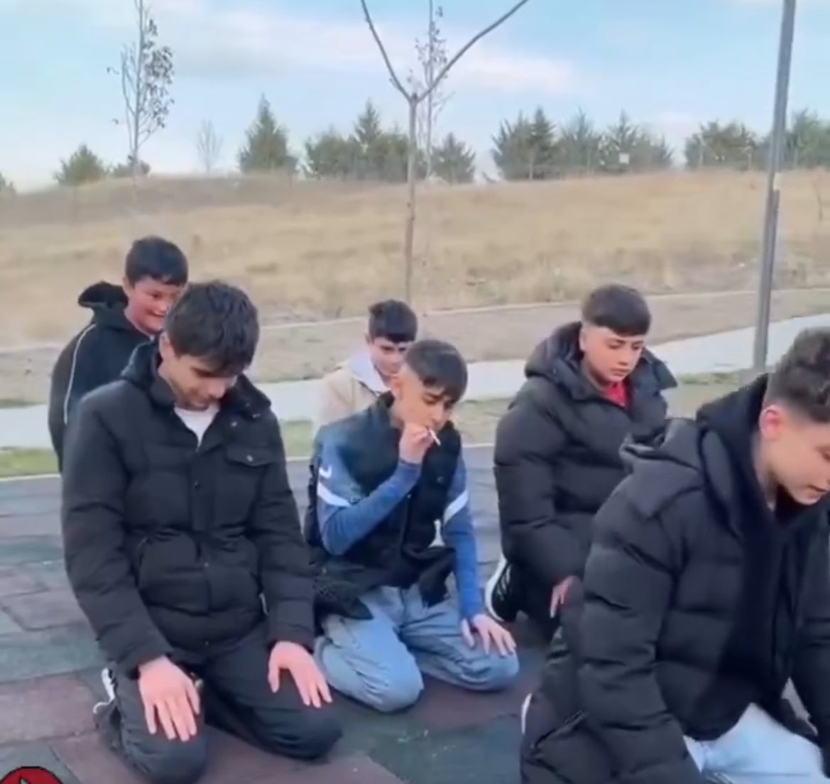 Günlerdir namazla dalga geçen ergenler video çekiyor ve yetkililer hiç bir şey yapmıyor.

Biz artık İslam’a saldırının moda olmasını istemiyoruz, yeter artık. YETER ARTIK!