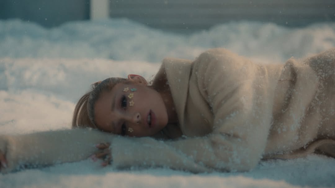 ArianaToday's tweet image. ‘we can’t be friends (wait for your love)’ is currently the song with the longest streak for a female solo track on the global spotify chart and it could lose that record this christmas. stream it 10 times today to help keep the streak alive 🤍