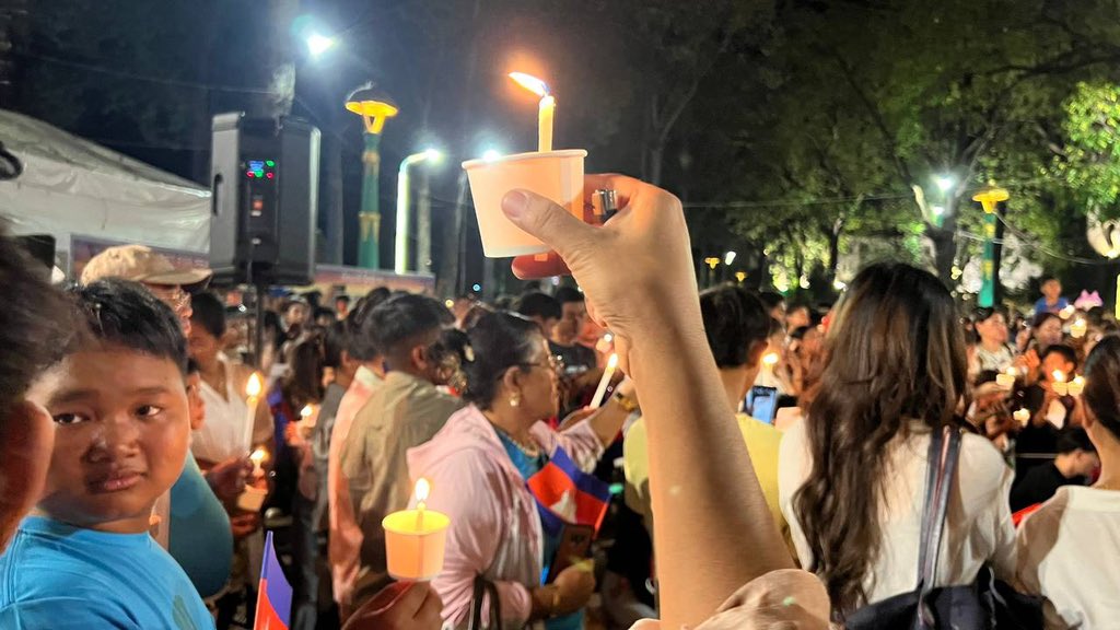 Dr_Hunmanet_PM's tweet image. «ពន្លឺទៀនដើម្បីសន្តិភាព ព្រមទាំងពិធីសមាធិសុំសេចក្តីសុខជូនប្រជាជាតិកម្ពុជា»​

ប្រជាពលរដ្ឋកម្ពុជា ក៏ដូចជាភ្ញៀវបរទេស កំពុងធ្វើការ…