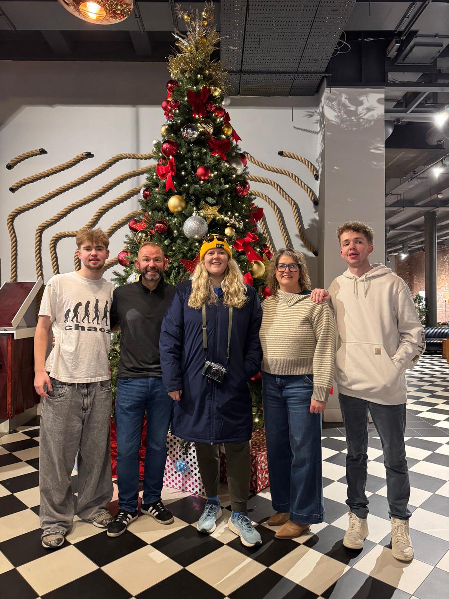 Laura Gates tweet media