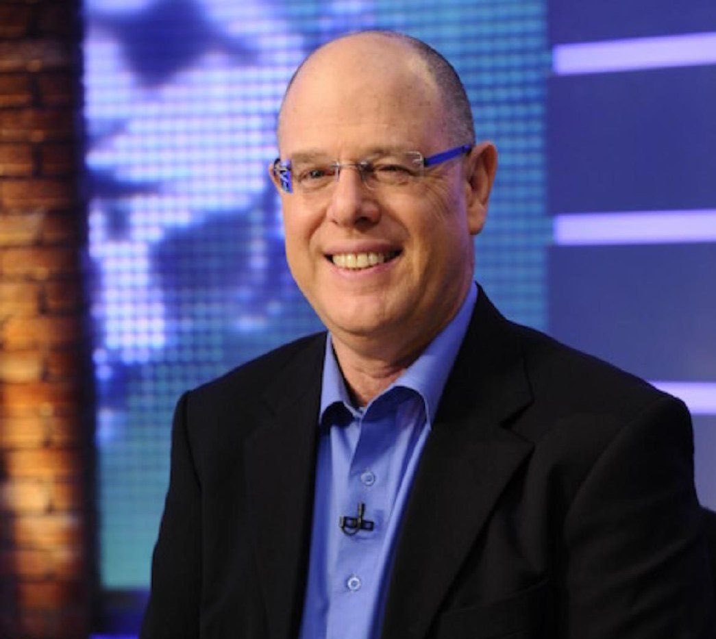 yairlapid's tweet image. לפני הרבה מאוד שנים הכרתי במחלקת הספורט של מעריב איש צעיר בשם אבי מלר, שידע יותר מכולנו על כדורגל אנגלי, אהב משום-מה את  "הצרעות" של ווטפורד שלא הצליחו לחבר שני פסים, ובעיקר היה איש מתוק וטוב שכולם אהבו. יהי זכרו ברוך.