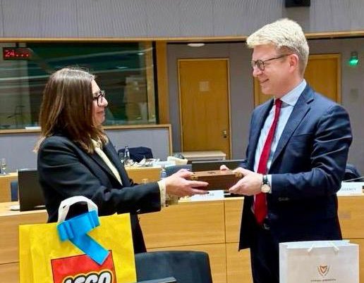 CY2026EU's tweet photo. In keeping with Council tradition, Permanent Representative Christina Rafti and Deputy Permanent Representative @GIoannidesCY exchanged gifts with their Danish counterparts at the last #COREPER meetings under the Danish Presidency of the Council of the EU last week.
⏳ 8 days to go! 🇩🇰 → 🇨🇾
#CY2026EU