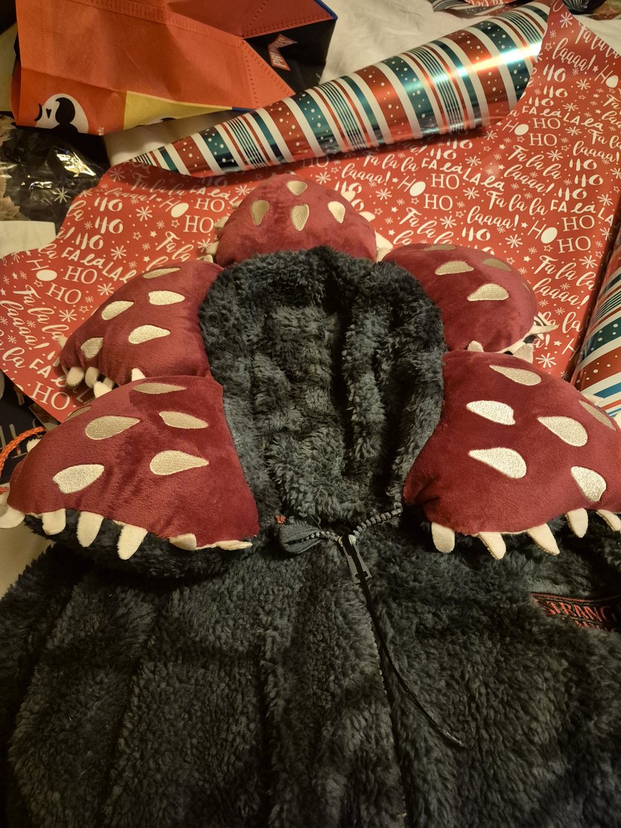 Anyone else struggling to wrap a demigorgon ?!! #StrangerThings5 #Christmas2025