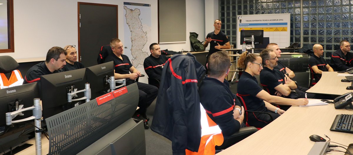 SDIS50's tweet photo. La mise en œuvre du projet #NexSIS, nouveau système national de gestion des #alertes #18 et #112, se poursuit au sein du #sdis50. Les agents du #CTA #CODIS ont découvert l’interface du logiciel et ont échangé sur les enjeux et les échéances à venir concernant ce projet majeur. https://t.co/vTHhtpCaR5
