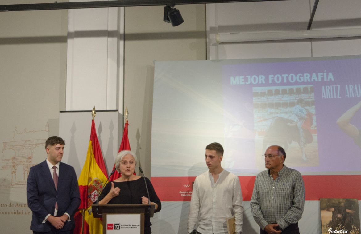 <a href="/ziklix_photo/">Ziklix</a> recogió el premio que concedió en la 2ª gala de triunfadores.Aritz Arambarri fue premiado por la masa social de Chenel y Oro como
'Mejor Fotografía Gabriel Carvajal' en Madrid en el año 2025 por su fotografía a Morante en Salamanca
¡Enhorabuena! 

📸: <a href="/ivantxu1979/">Ivan García Lechuga</a>