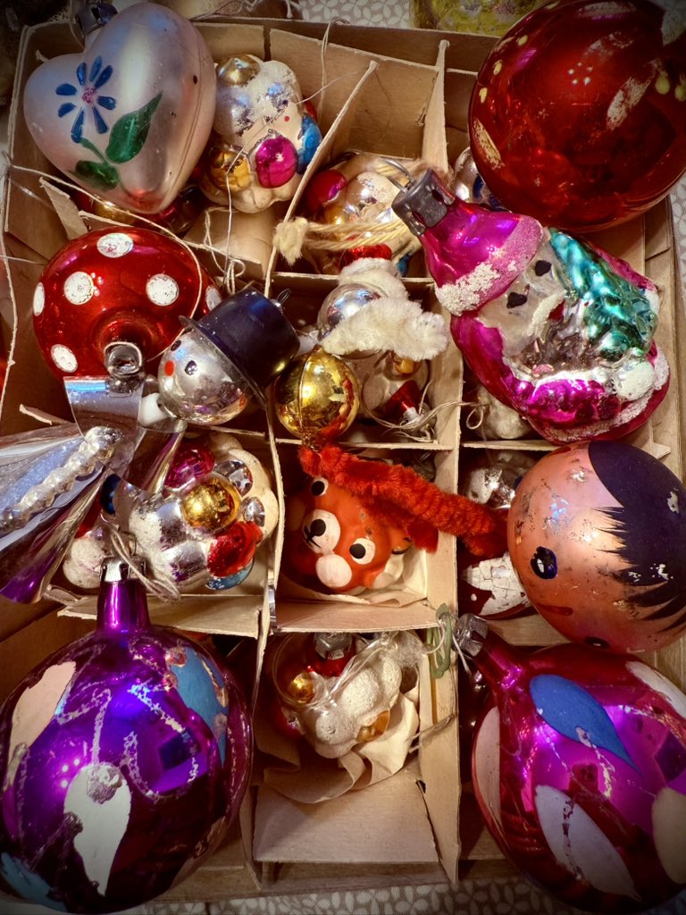 Czy ktoś też ma vintage’ową choinkę mającą ponad 100 lat z takimi PRL-owskimi bombkami? 🎄