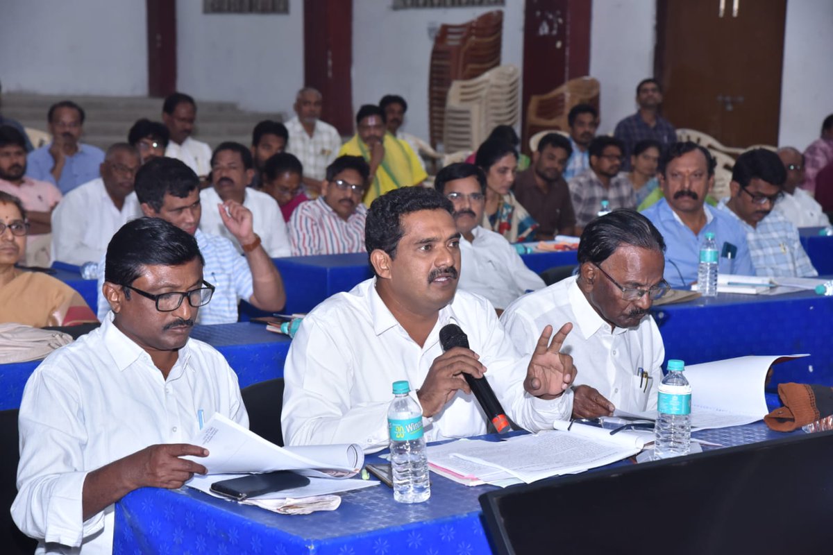 cdmvzm's tweet photo. ప్రతి నెల 30న పౌర హక్కుల దినాన్ని అన్ని మండలాల్లో నిర్వహించి, డివిఎంసి సభ్యుల పాల్గొనింపుతో సమస్యలపై చర్యలు తీసుకోవాలని జిల్లా కలెక్టర్ ఆదేశించారు. ఎస్సీ, ఎస్టీ రక్షణ, చట్టాల అమలుపై కఠిన పర్యవేక్షణ కొనసాగుతుందన్నారు.
#CivilRightsDay #DVMC #SCSTProtection #Vizianagaram https://t.co/nNGh9FNQcX