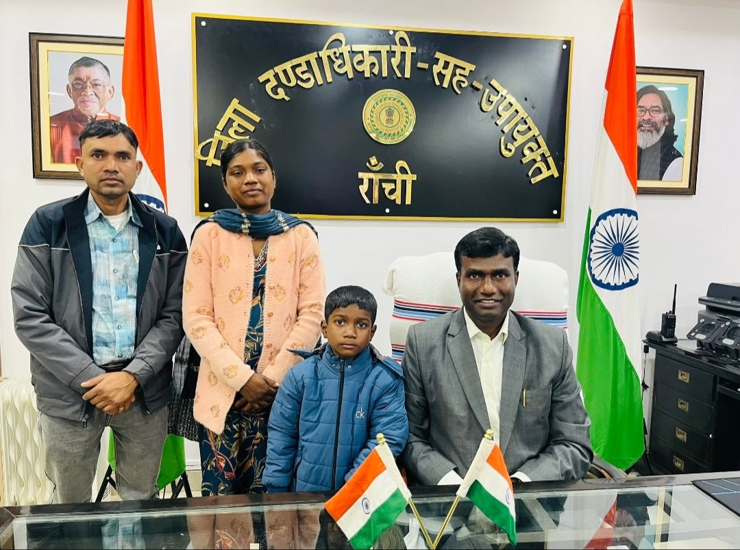Tigersandeeppal's tweet photo. रांची का आदिवासी बच्चा एलेक्स मुंडा हर रात पेट्रोल पंप की रोशनी में पढ़ता है पिता के निधन के बाद मां नूतन टोप्पो दिन में मज़दूरी कर रात को बेटे को पढ़ाती हैं कहानी सामने आने पर कलेक्टर @DC_Ranchi ने मदद का हाथ बढ़ाया अब एलेक्स को ₹4,000 प्रतिमाह स्कूल फ़ीस माफ़ मां को आवास और https://t.co/Yi2x6Pp4Wo