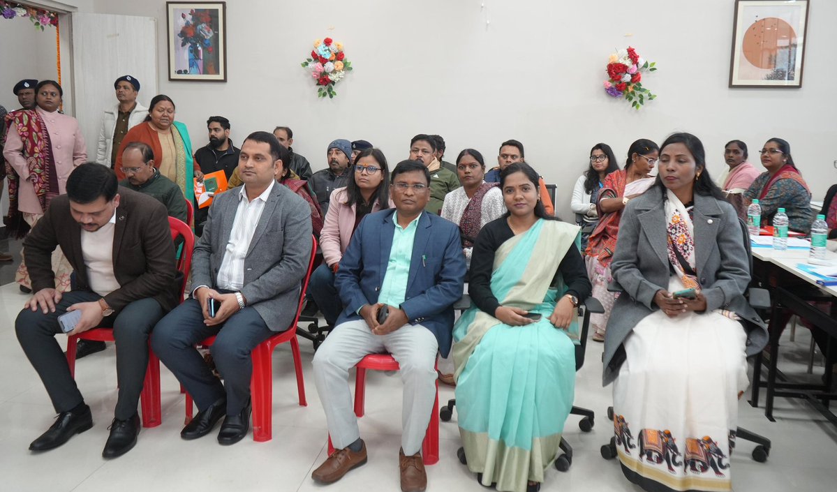 VijayaRahatkar's tweet image. 📍हजारीबाग, झारखंड 
आज हजारीबाग मंडल में POSH Act अंतर्गत स्थापन हुई Local Committees के सदस्यों के प्रशिक्षण को संबोधित किया। उनके कामों की समीक्षा भी की। हजारीबाग, छतरा, गिरिडीह, कोडर्मा एवं रामगड जिले के सदस्य और वरिष्ठ अधिकारी उपस्थित थे।

जब कार्यस्थल पर महिलाओं को सुरक्षित…