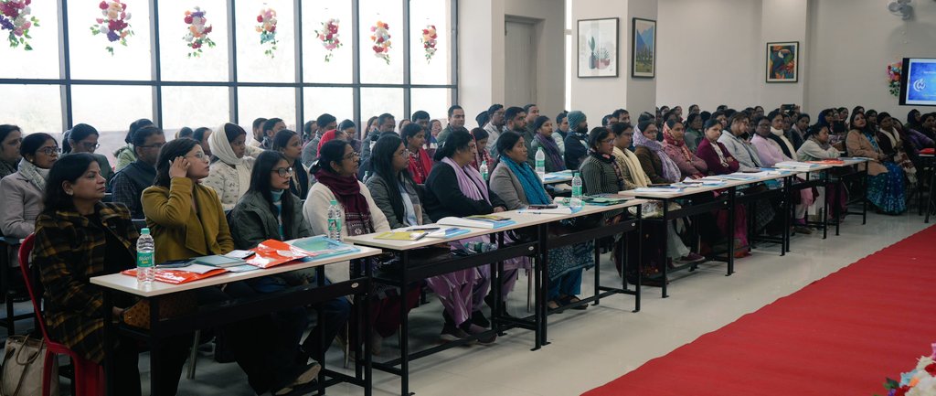 VijayaRahatkar's tweet image. 📍हजारीबाग, झारखंड 
आज हजारीबाग मंडल में POSH Act अंतर्गत स्थापन हुई Local Committees के सदस्यों के प्रशिक्षण को संबोधित किया। उनके कामों की समीक्षा भी की। हजारीबाग, छतरा, गिरिडीह, कोडर्मा एवं रामगड जिले के सदस्य और वरिष्ठ अधिकारी उपस्थित थे।

जब कार्यस्थल पर महिलाओं को सुरक्षित…