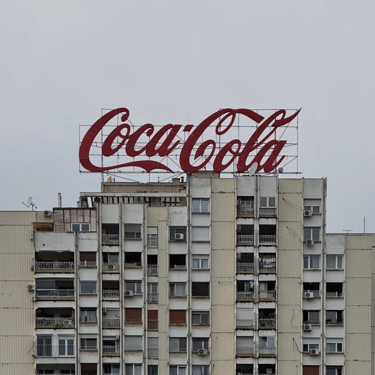 Belgrad'da komünist mimari ile kapitalist simgenin nostaljik buluşması.