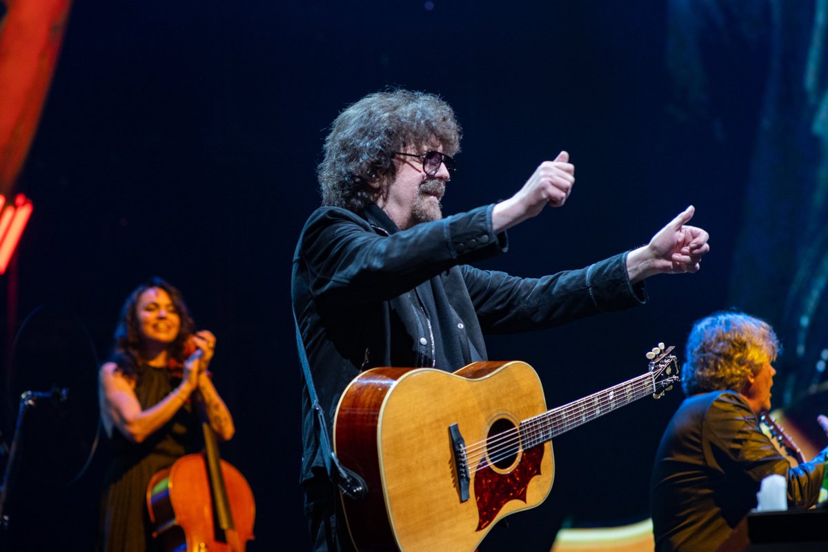 JeffLynnesELO's tweet image. From Jeff Lynne to you 🛸