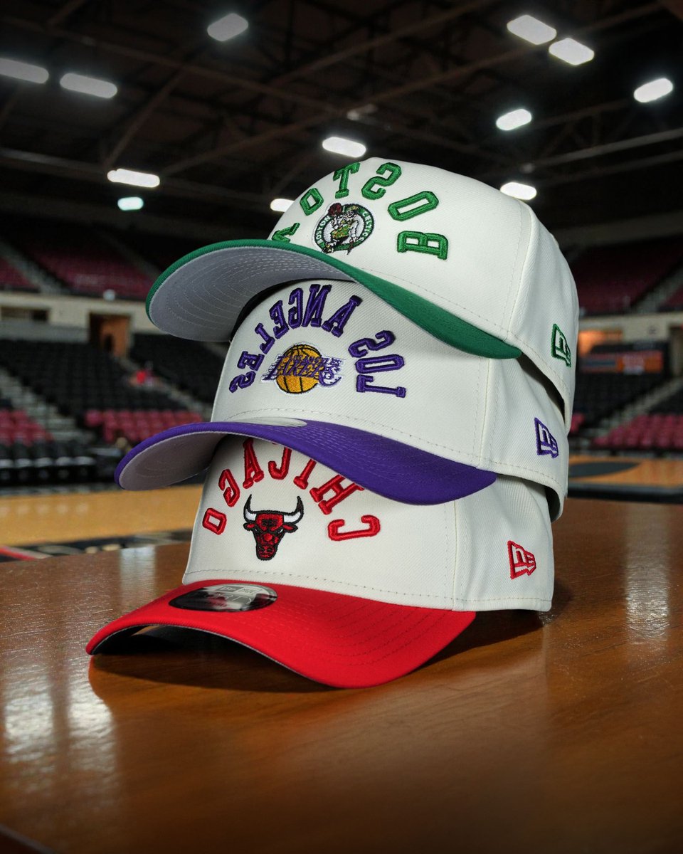 TopperzStore's tweet image. Clean, classic &amp;amp; curved.  
NBA Icons in the A-Frame silhouette 🏀🧢

🔘 Boston Celtics  
🟣 LA Lakers  
🔴 Chicago Bulls

🏀 Drop live – only at @topperzstore 🇪🇺  
📍 EU Exclusive – don’t sleep.