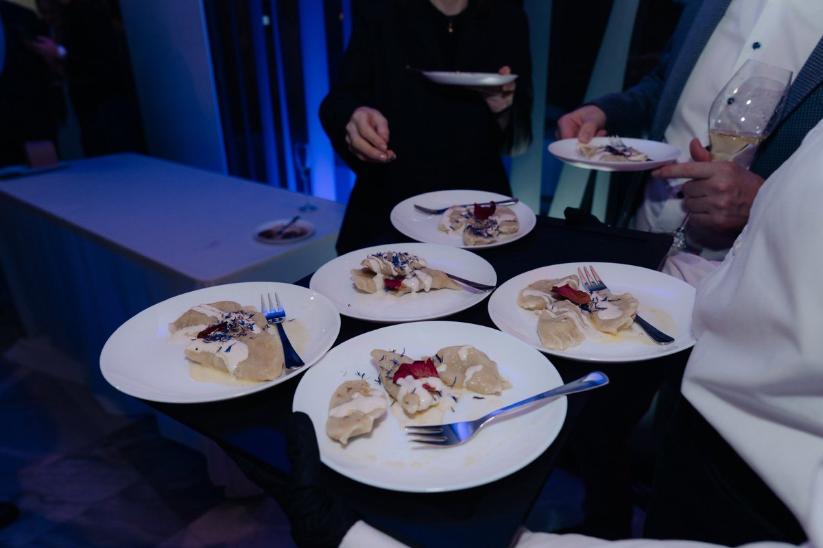 FranceenUkraine's tweet photo. À Kyiv, 👨‍🍳 T. Marx &amp; Y. Klopotenko ont revisité des plats 🇫🇷 et 🇺🇦 aux côtés d’Ukrainiens de Marioupol et Tchernihiv, anciens prisonniers en Russie pour certains, dans le cadre de projets de formation. Solidarité et résilience.

Un projet @expertisefrance, @SWU_Europe &amp; Cult Food https://t.co/XhChTPRwqg