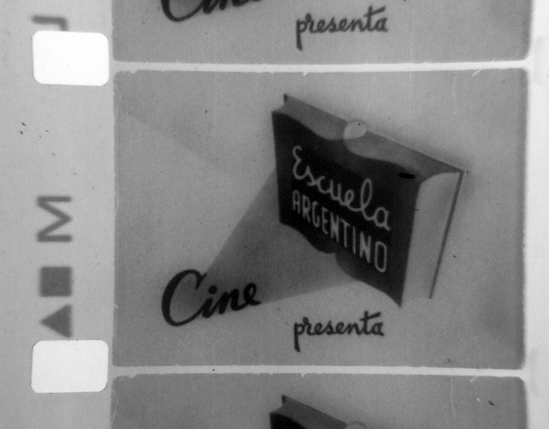 Domingo de 4 enero a las 17 h
ARCHIVOS INTERVENIDOS: CINE ESCUELA
A partir de películas producidas por Cine Escuela Argentino, un proyecto creado en 1948, 16 realizadores trabajan sobre las imágenes originales, para proponer nuevas miradas.