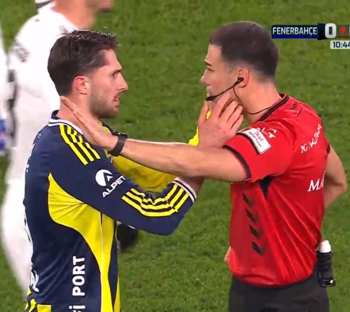 Sahada yanak okşama/okşatma <a href="/TFF_Org/">TFF</a> ?

 #FBvBJK