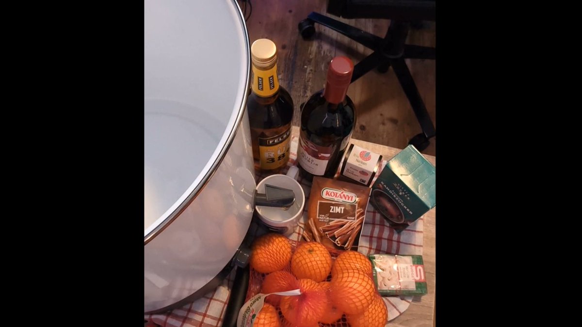 vibes_dan's tweet image. [LIVE in 10🔴] Starting a Christmas stream. Making Glühwein/Mulled Wine live on stream - gettin' lit! xD twitch.tv/danvibes #SmallStreamersConnectRT #twitch #Xmas #Livestream #gaming