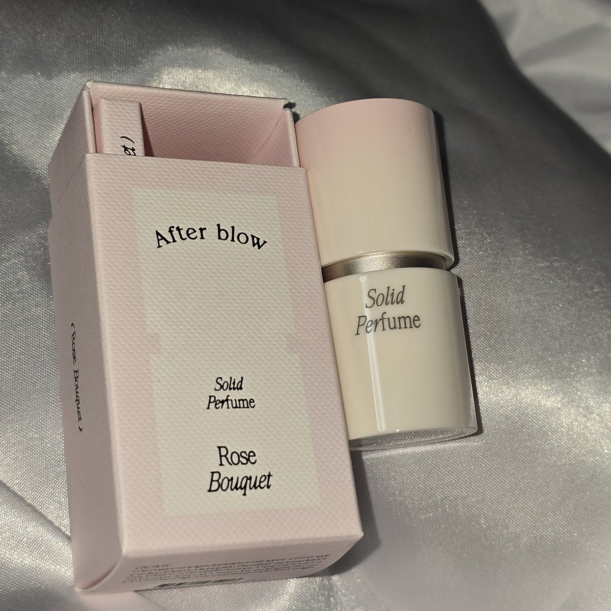 patorassyaaa's tweet photo. #gifted 🎁
投稿義務はないんですが #Afterblow のプレキャンで #SolidPerfume のローズブーケ💐の香りをいただきました💖
手や首に直接塗れるタイプだからふんわり香ってミストタイプの香水が苦手な人でも優しく香るから使いやすいと思う🤤実はセールしてたときに自分でも買ったので(ローズブーケ以外のふたつ)日や気分によって使い分けたいと思います💖