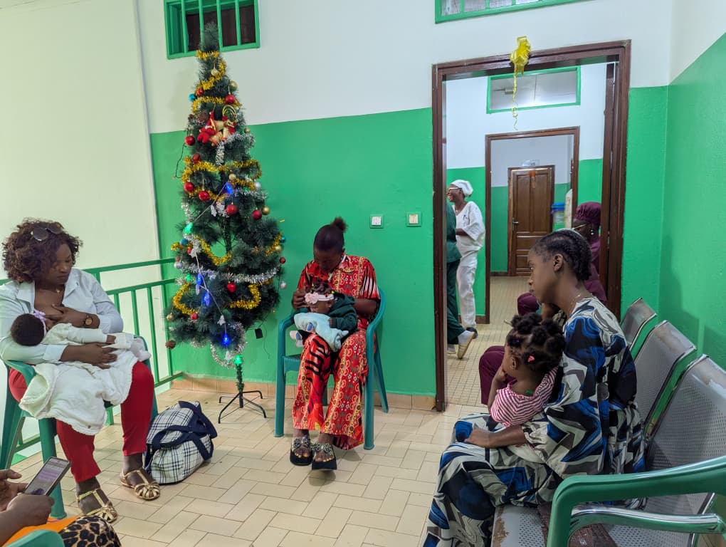AGH_Comm's tweet photo. 🎄🎁 On December 18 at CH-AGH, a Christmas tree, smiles… and care.
Gifts for children in neonatology, pediatrics and maternity, followed by health education and vaccination.
Care also starts with joy.
#ChristmasCare #ChildHealth #Cameroon
@DrManaouda @unicefcameroon @MinsanteCMR https://t.co/z78qz6FJQb