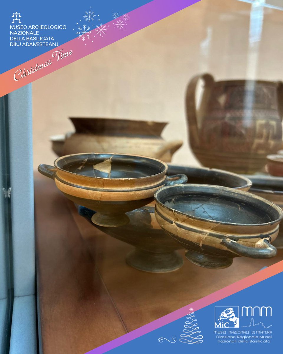 #BuonUltimodellAnno #MuseoArcheologicoPotenza

Abbiamo inventato calendari, clessidre, misure e confini. 🗓️ Eppure il tempo è più grande di noi.

Gli oggetti del Museo lo sanno. 🏛️ Queste coppe hanno attraversato i secoli restando integre, come custodi silenziosi.🏺