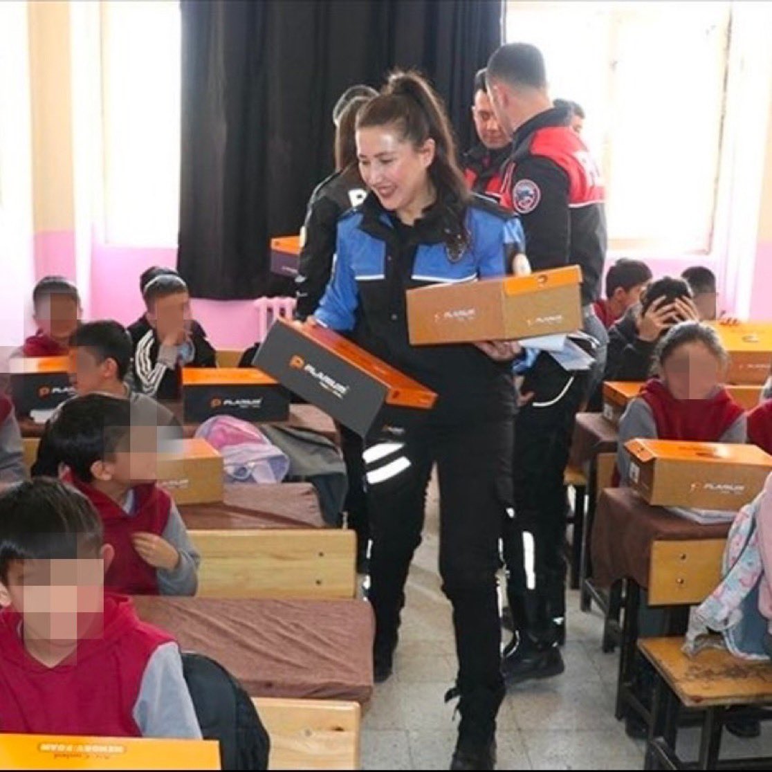 daktilock's tweet image. Ağrı'daki köy okullarında öğrencilere kışlık ayakkabı dağıtılıyor.