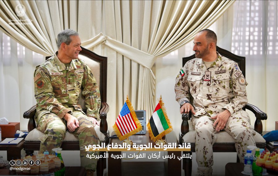 اللواء الركن راشد الشامسي، قائد القوات الجوية والدفاع الجوي، يستقبل الفريق أول كينيث ويلسباخ، رئيس أركان القوات الجوية الأمريكية، لبحث سبل التعاون والتنسيق الدفاعي بين البلدين 