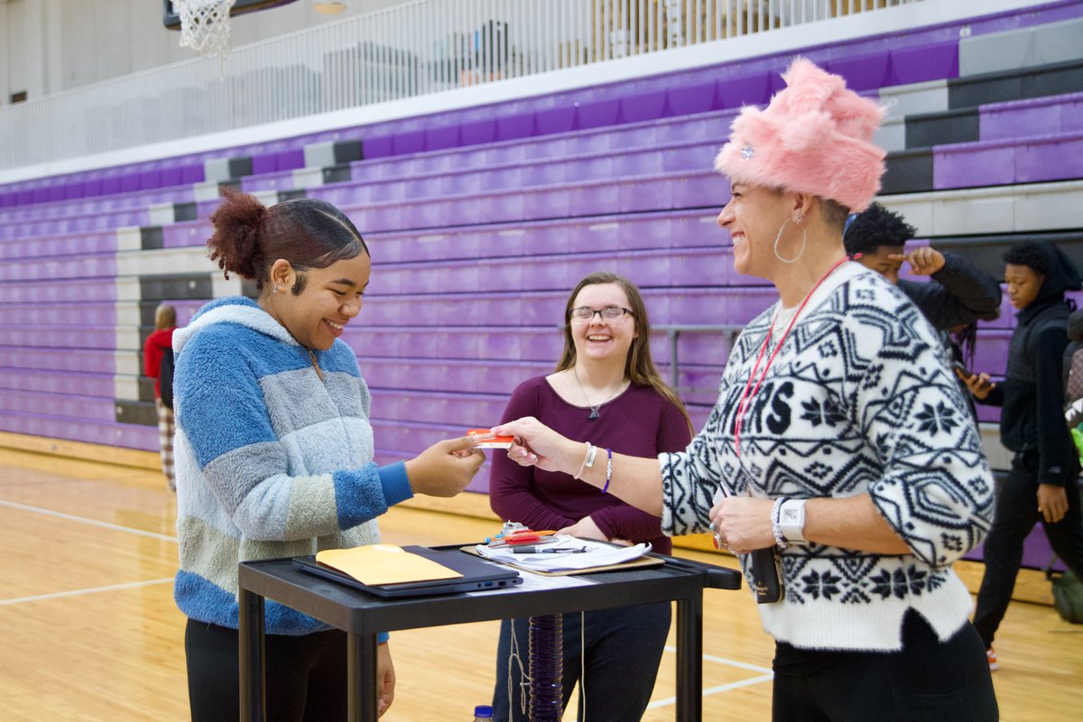 MiddletownOH's tweet image. Show Up, Rise Up! MMS &amp;amp; MHS wrapped week 3 of the Win the Week attendance challenge, Dec 8–12
✅ 456 MMS students, 47%
✅ 525 MHS students, 41%
All with perfect attendance earned a $10 Cassano’s gift card! Thanks to CareSource, Chase Brown &amp;amp; G3. Keep showing up
#MiddieRising