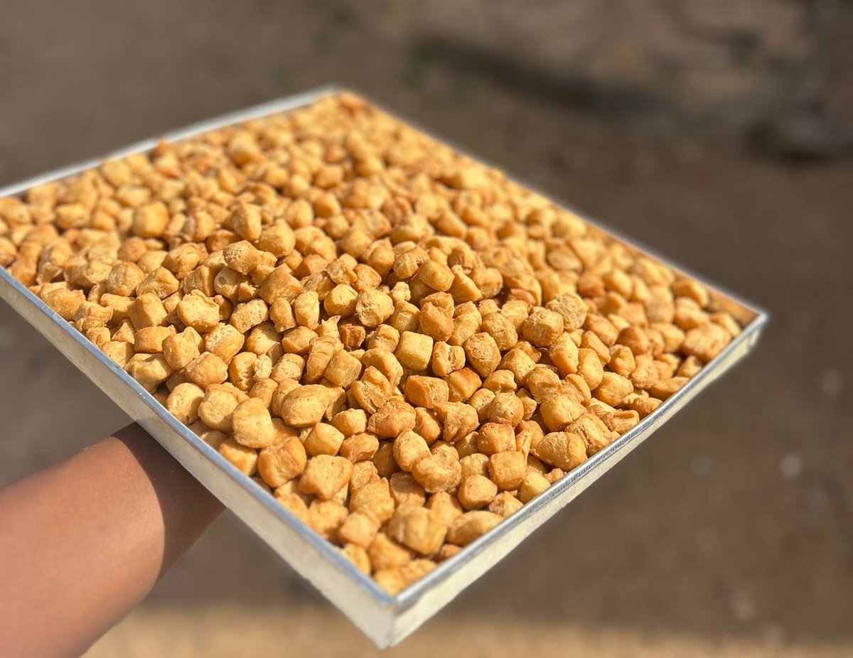 She_Is_Khosi's tweet image. 🥹🥹
I rolled and cut the chin chin all by myself since day one(for 5 days).🥲

I look like a skeleton now.😭😂