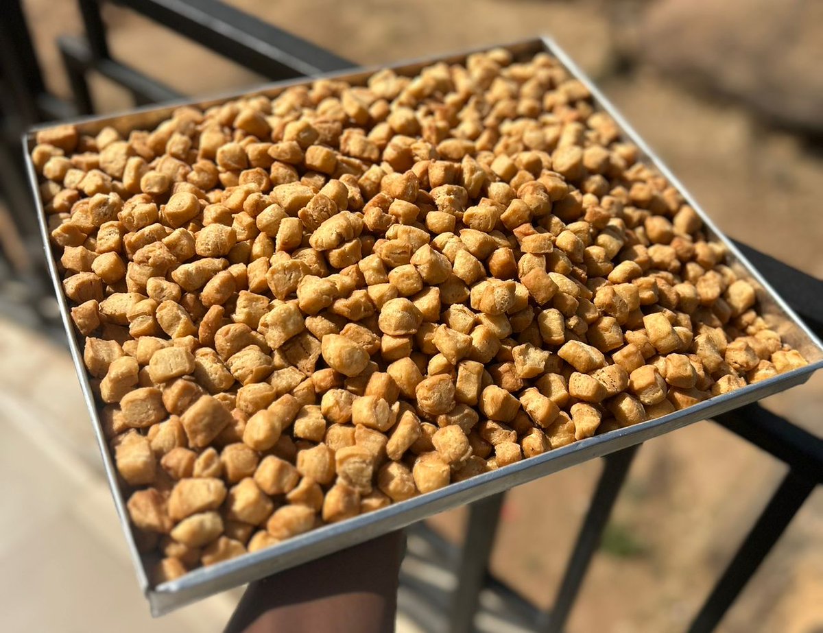 She_Is_Khosi's tweet image. 🥹🥹
I rolled and cut the chin chin all by myself since day one(for 5 days).🥲

I look like a skeleton now.😭😂