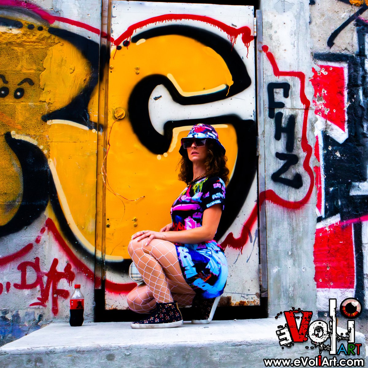 underlab's tweet image. 🎨When erotic art meets rap royalty.
@PrincessPoiised in “Come (Eat)” gear, painted against Miami's wildest backdrops.
Skirt, Tank, Dress, Bucket Hat—all part of the collection.
💻 Full gallery inside. bit.ly/AmandaPLZ-EVOL