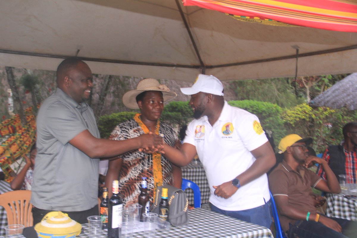 #update.musician mat Henry performing at obwiita festival at Victoria gardens in Rubirizi District.The event is aimed at promoting culture and local tourism.
<a href="/Rubirizimag/">RUBIRIZI EDITION MAGAZINE</a>