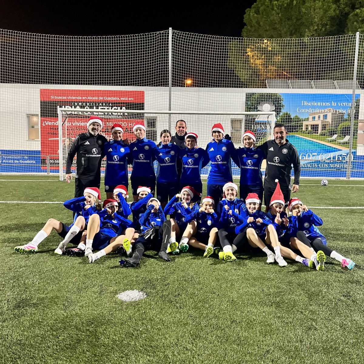 🎅🏼🎄 Partido navideño entre infantiles y familiares para iniciar la semana del Azvi #CiudadAlcaláCF.

😂 Risas, piques… pero sobre todo alegría y espíritu navideño. 🫶🏼

#AlcaládeGuadaíra #FutFem 🩵🤍🩵