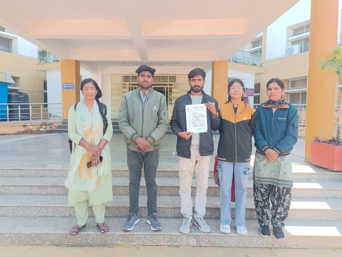 आज जन सुनवाई के दौरान मध्य प्रदेश के विभिन्न जिलों में कलेक्ट्रेट कार्यालयों पर जन सेवा मित्रों ने पुनः नियुक्ति की मांग को लेकर मुख्यमंत्री के नाम ज्ञापन सौंपा।
जन सेवा मित्रों ने कहा कि वर्षों की सेवा के बावजूद आज भी उनका भविष्य असुरक्षित है।

#जनसेवा_मित्रो_को_बहाल_करो