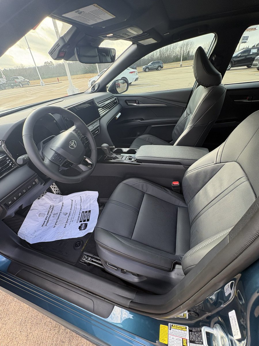 RomanHenderson0's tweet photo. Ocean blue exterior 
Black leather interior.
Sporty 4-cyl efficiency with XSE attitude.
This Toyota Camry XSE checks every box.
Come on down to Platinum Toyota 📍 https://t.co/WoR6Mspim4
