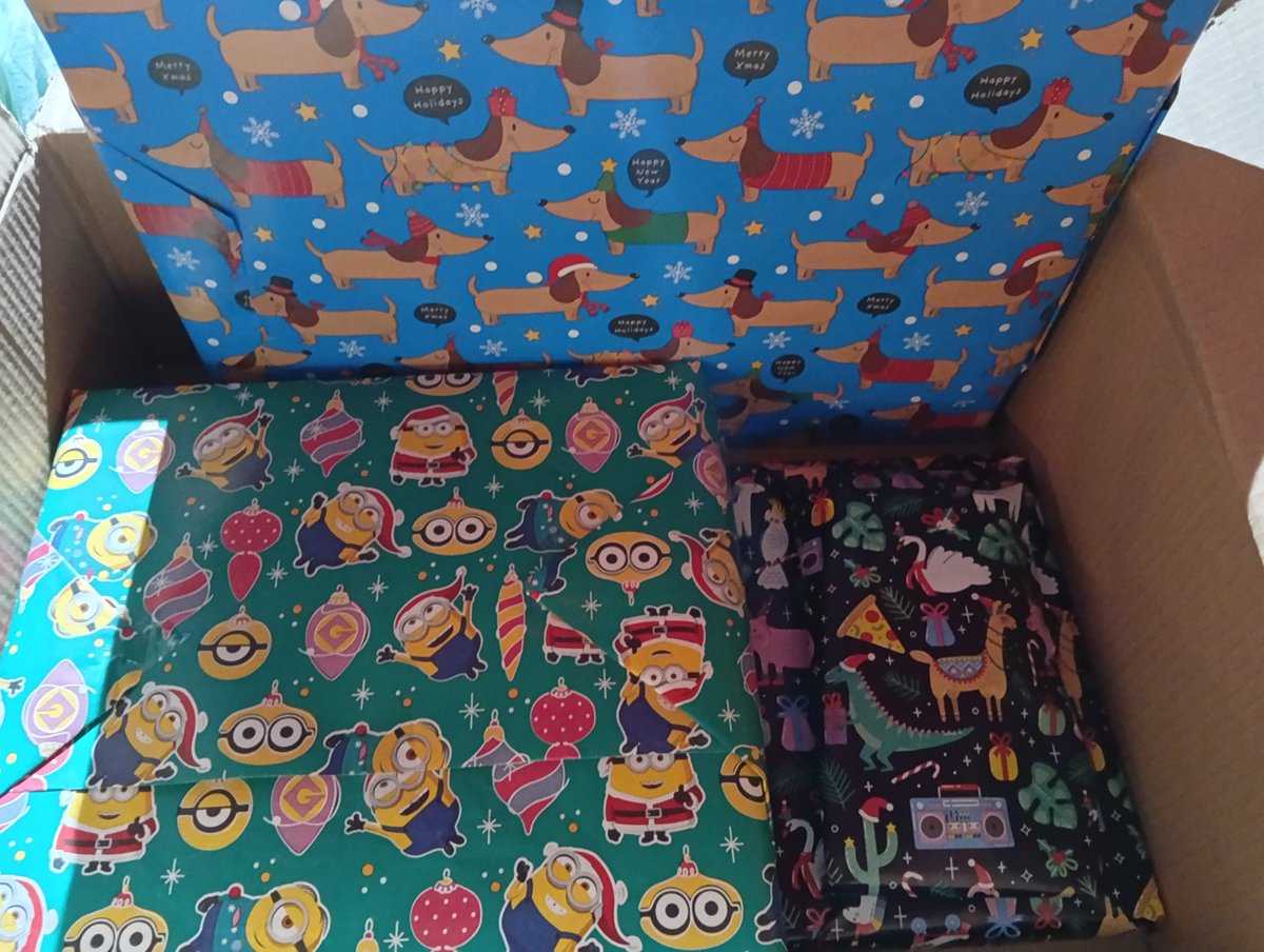 Hab gerade Geschenke eingepackt und dabei gemerkt dass ich "versehentlich" nur Gute-Laune-Geschenkpapier gekauft habe.