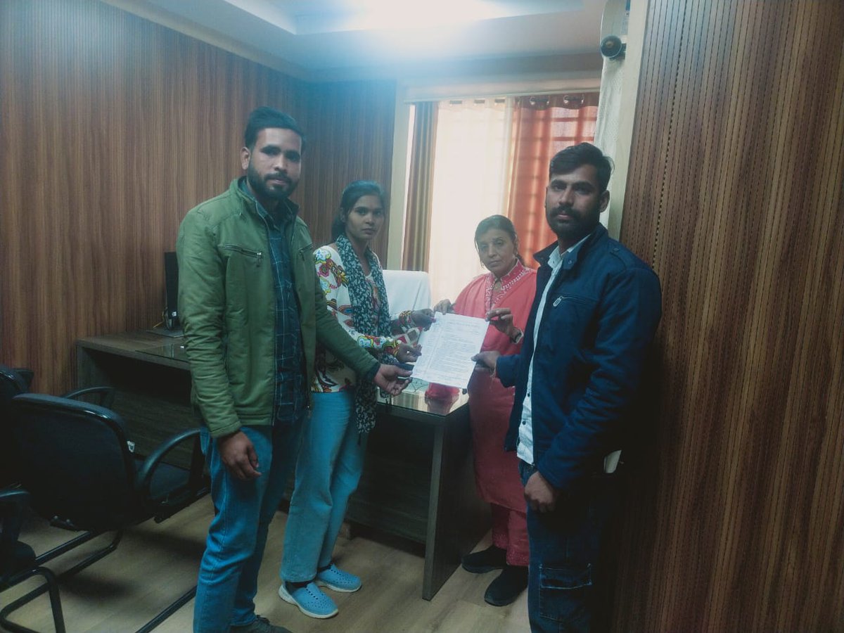 प्रदेश के जन सेवा मित्रों ने आज जन सुनवाई में संगठित होकर अपनी मांग रखी।
कलेक्ट्रेट कार्यालयों में मुख्यमंत्री के नाम ज्ञापन सौंपते हुए पुनः नियुक्ति की मांग की गई।

#जनसेवा_मित्रो_को_बहाल_करो
<a href="/Barmer_Harish/">Harish Chaudhary</a> <a href="/jitupatwari/">Jitendra (Jitu) Patwari</a> <a href="/UmangSinghar/">Umang Singhar</a> <a href="/INCIndia/">Congress</a> <a href="/INCMP/">MP Congress</a>