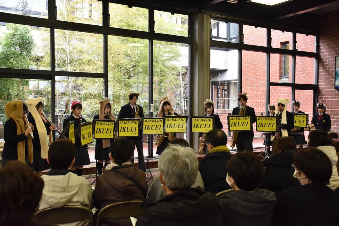 miwo_maeiku's tweet photo. 12/20(土)、前橋市立図書館にてMorning Library Concertを去年に引き続き、今年も開催させていただきました!
たくさんの音楽をMIWOオリジナルの編曲・演出でお届けしました。
朝早くから見に来てくださった方々、ありがとうございました!✨
#吹奏楽 #前橋 #前橋育英 #miwo #図書館 https://t.co/cG9VTg9xr7